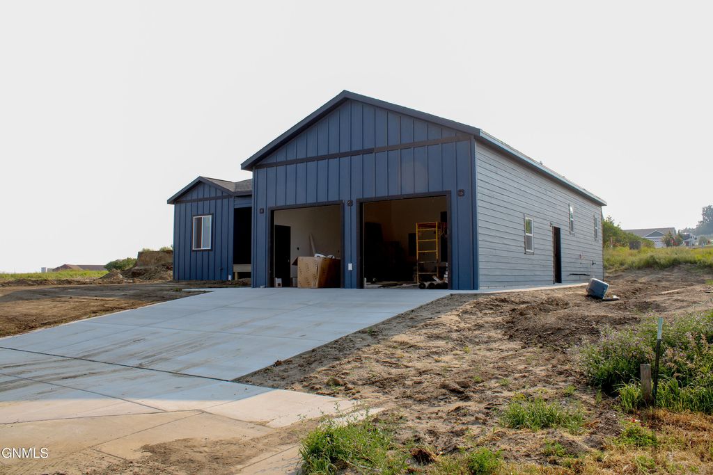 1305 Tara Lane SW, Watford City, ND 58854 photo 3