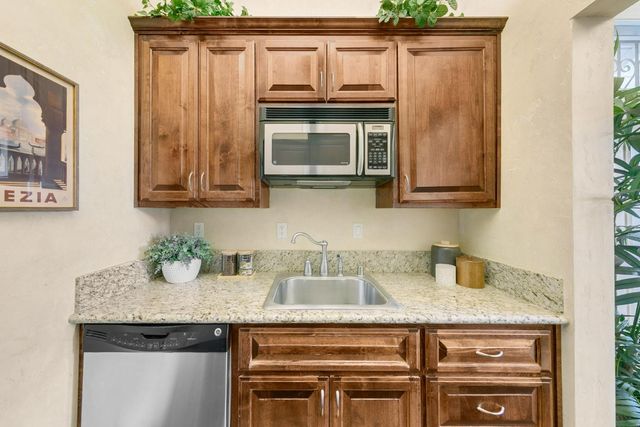 1129 D St, Sacramento, CA 95811