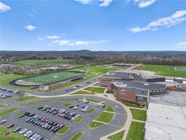 8888 Scotsbury Street NW, Massillon, OH 44646
