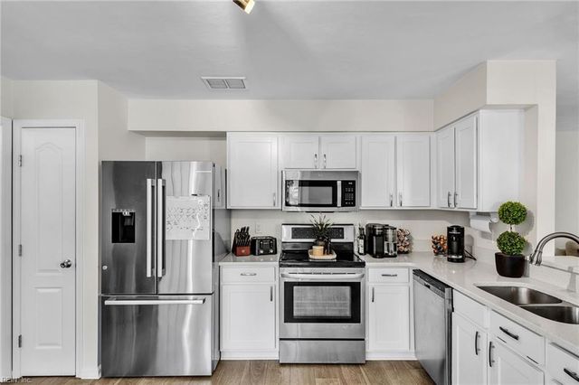 445 Broad Bend CIR, Chesapeake, VA 23320