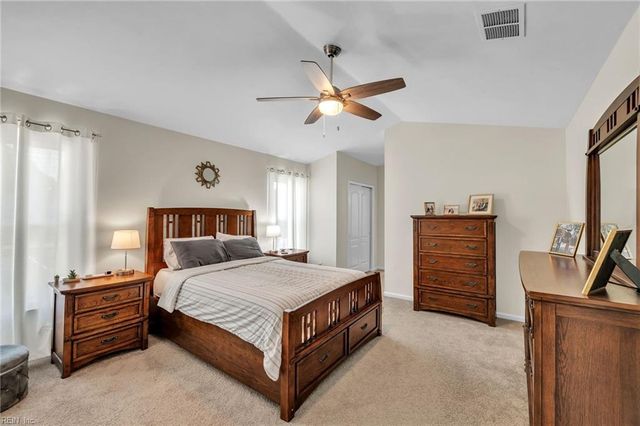 445 Broad Bend CIR, Chesapeake, VA 23320