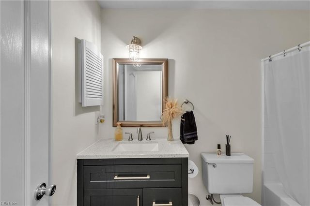 445 Broad Bend CIR, Chesapeake, VA 23320