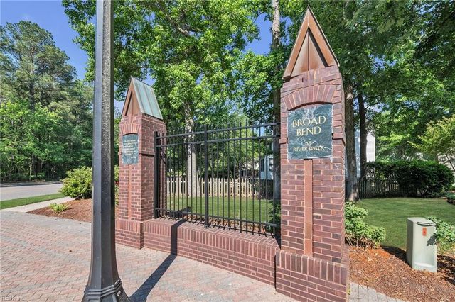 445 Broad Bend CIR, Chesapeake, VA 23320