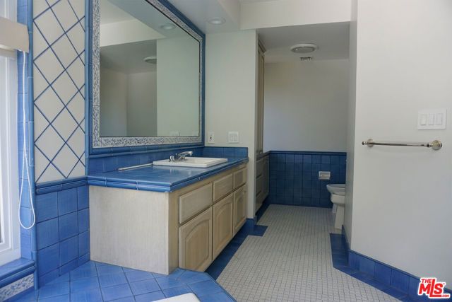 221 N Bowling Green Way, Los Angeles, CA 90049