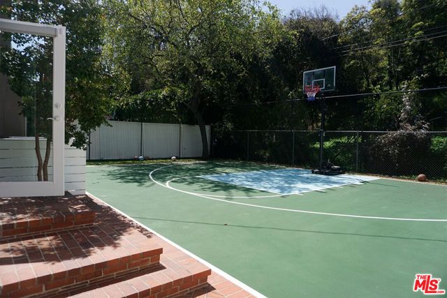 221 N Bowling Green Way, Los Angeles, CA 90049