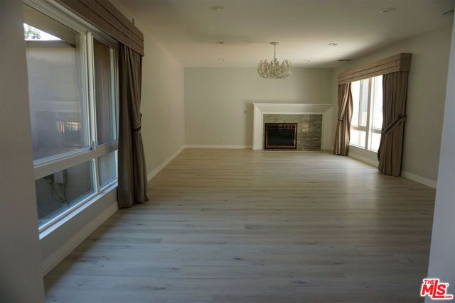 221 N Bowling Green Way, Los Angeles, CA 90049