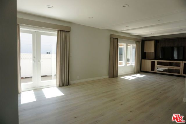 221 N Bowling Green Way, Los Angeles, CA 90049