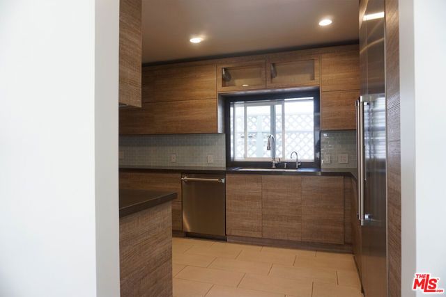 221 N Bowling Green Way, Los Angeles, CA 90049