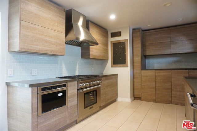 221 N Bowling Green Way, Los Angeles, CA 90049