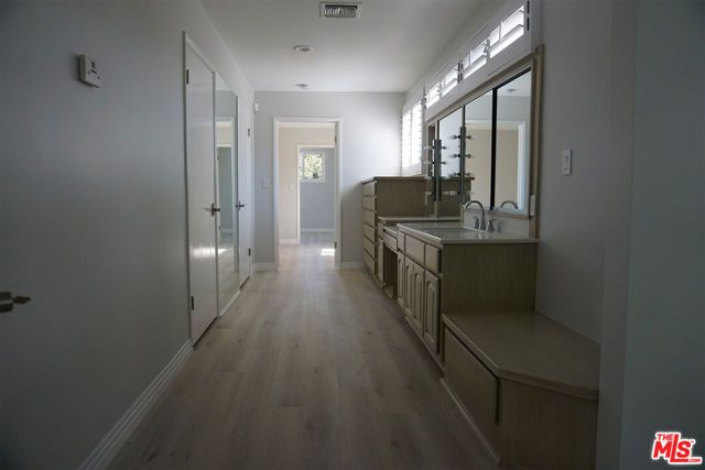 221 N Bowling Green Way, Los Angeles, CA 90049