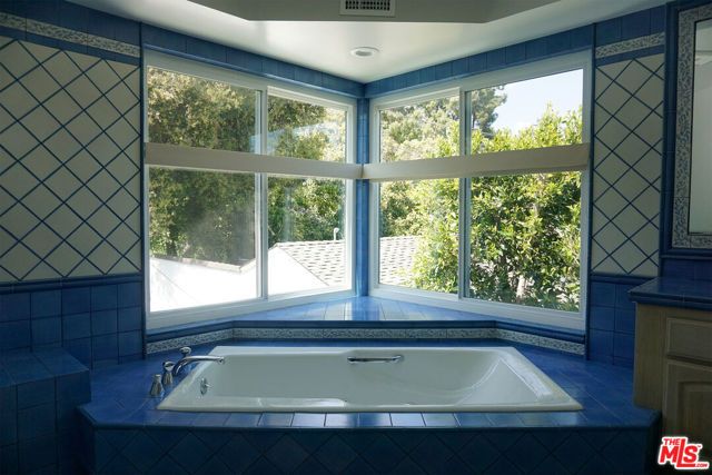 221 N Bowling Green Way, Los Angeles, CA 90049