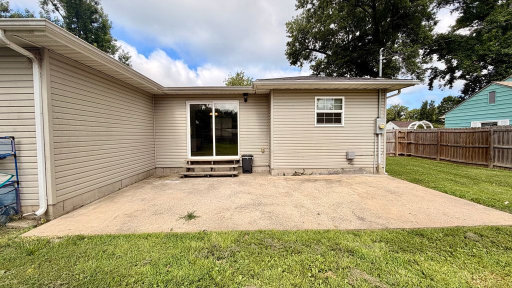 Image 2 of property listing at 39 Ridge Road, Centralia, IL 62801