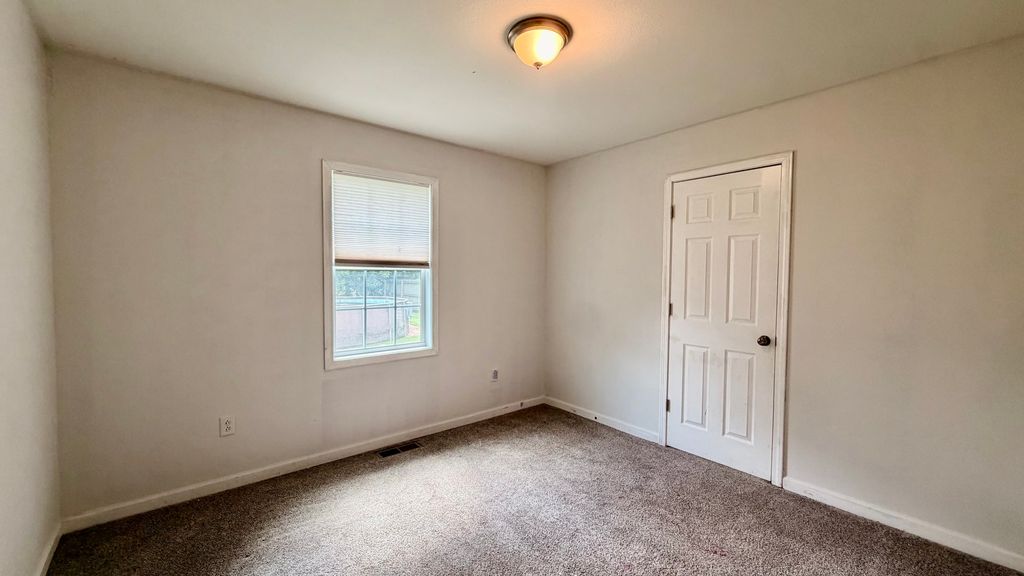 Image 11 of property listing at 39 Ridge Road, Centralia, IL 62801