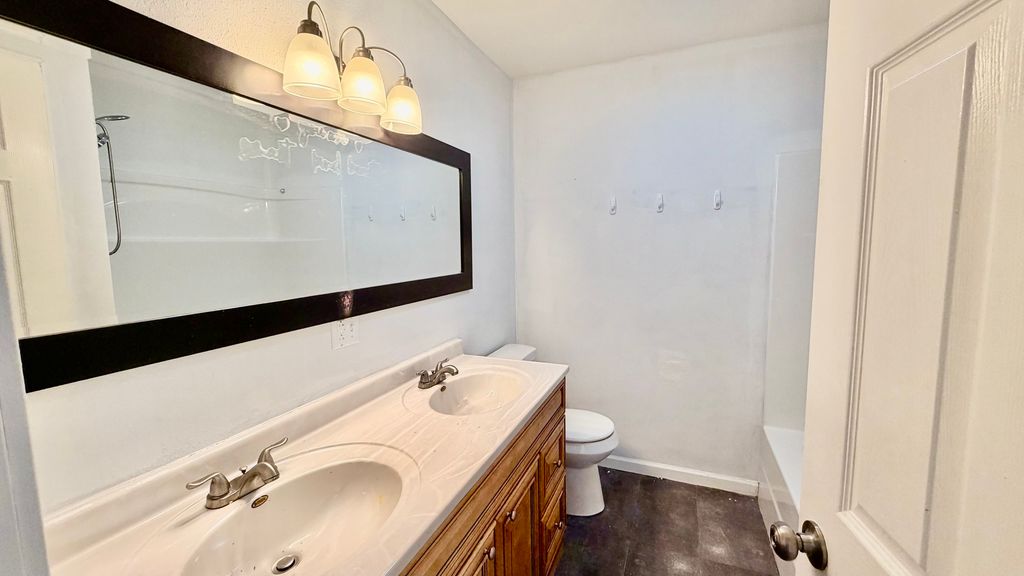 Image 12 of property listing at 39 Ridge Road, Centralia, IL 62801