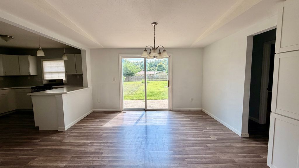 Image 5 of property listing at 39 Ridge Road, Centralia, IL 62801