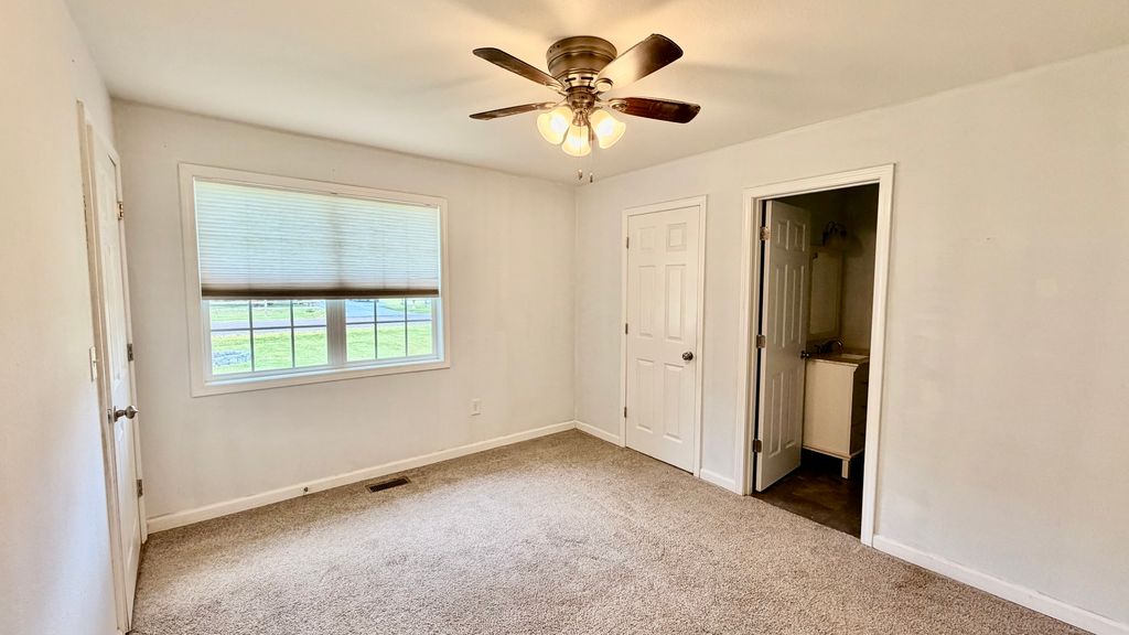 Image 8 of property listing at 39 Ridge Road, Centralia, IL 62801