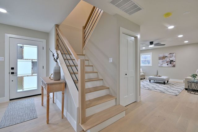 656 W Comstock Avenue, Elmhurst, IL 60126