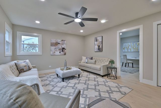 656 W Comstock Avenue, Elmhurst, IL 60126