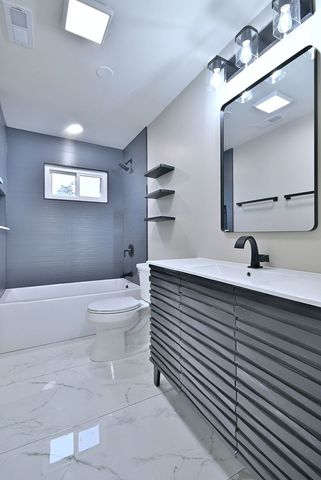 656 W Comstock Avenue, Elmhurst, IL 60126