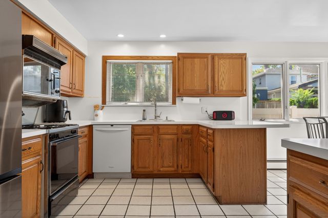 126 WEST 33RD ST, Bayonne, NJ 07002