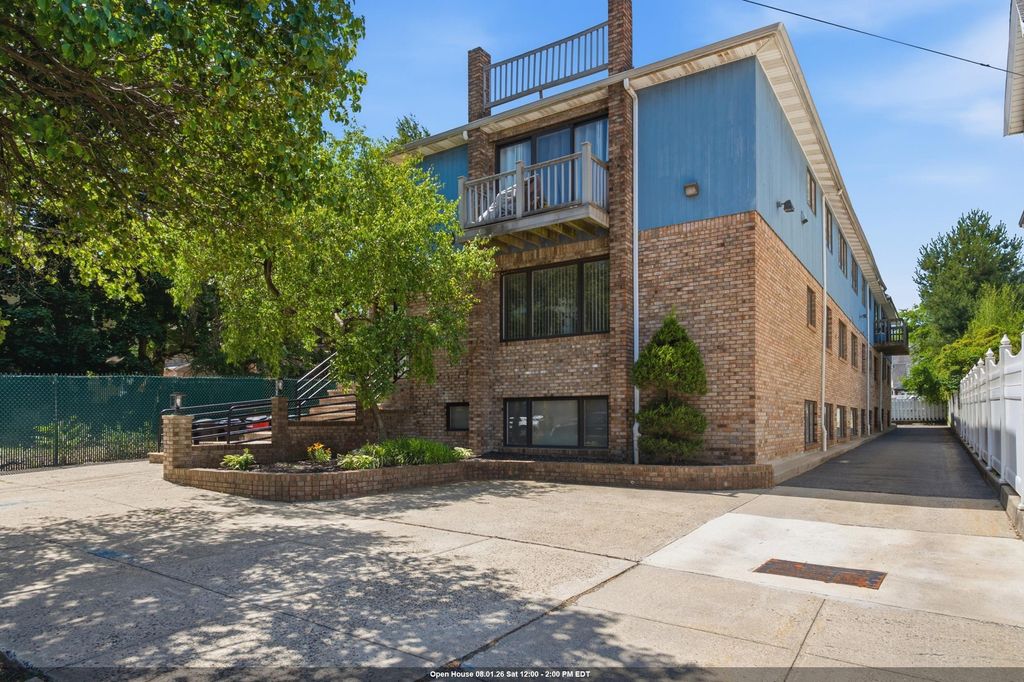 126 WEST 33RD ST, Bayonne, NJ 07002