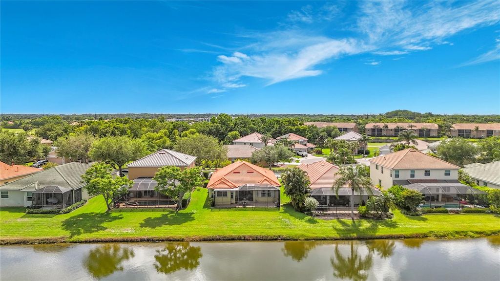 Image 4 of property listing at 8721 STONE HARBOUR LOOP, Bradenton, FL 34212