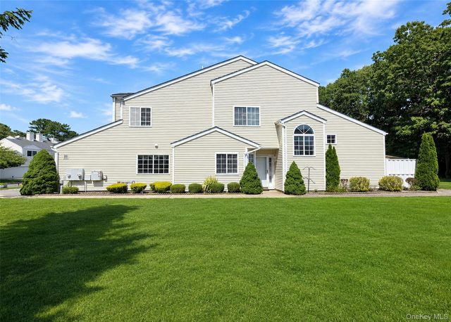 333 Prairie Court, Manorville, NY 11949