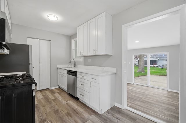 249 Shawnee Drive, Carol Stream, IL 60188