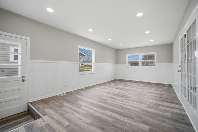 249 Shawnee Drive, Carol Stream, IL 60188