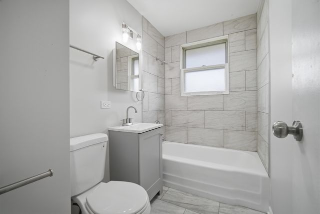 249 Shawnee Drive, Carol Stream, IL 60188