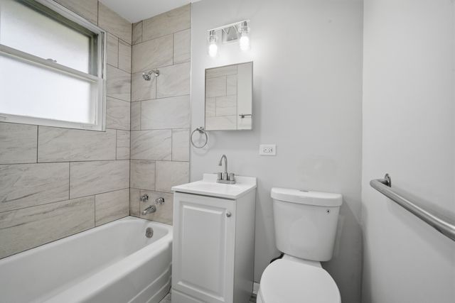 249 Shawnee Drive, Carol Stream, IL 60188