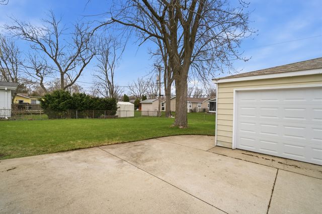 249 Shawnee Drive, Carol Stream, IL 60188