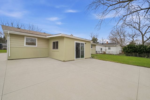 249 Shawnee Drive, Carol Stream, IL 60188