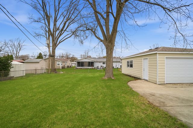 249 Shawnee Drive, Carol Stream, IL 60188