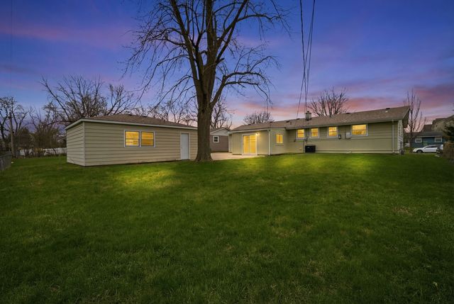 249 Shawnee Drive, Carol Stream, IL 60188