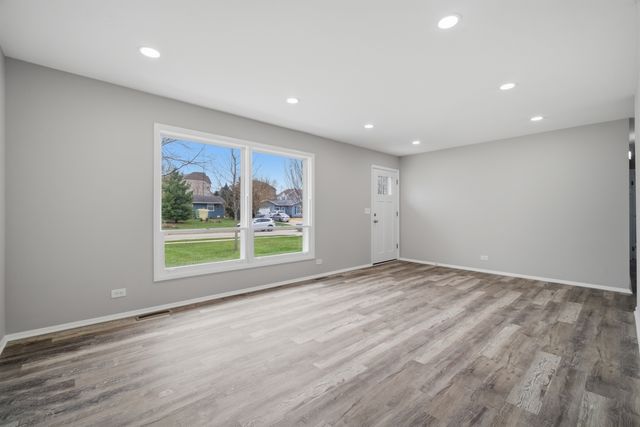 249 Shawnee Drive, Carol Stream, IL 60188