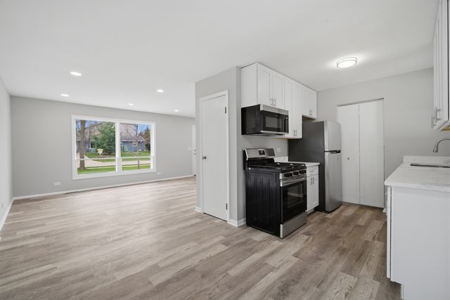 249 Shawnee Drive, Carol Stream, IL 60188