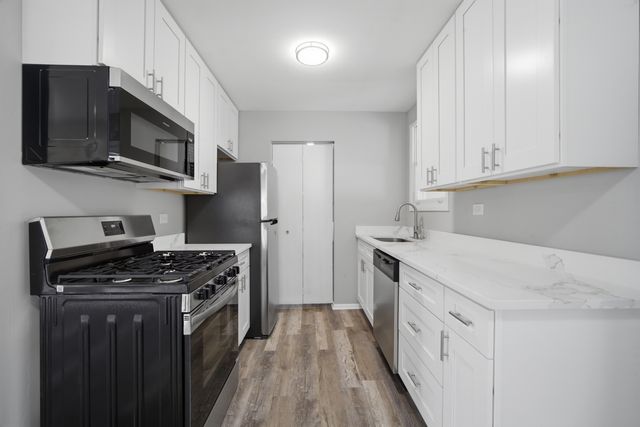 249 Shawnee Drive, Carol Stream, IL 60188