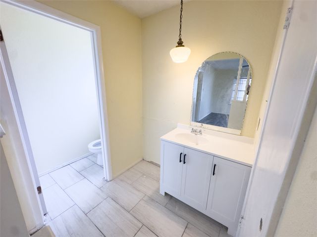 808 Warwick Street, Bedford, TX 76022