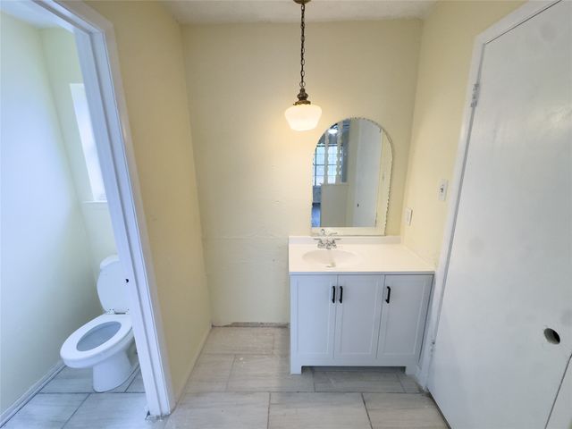 808 Warwick Street, Bedford, TX 76022