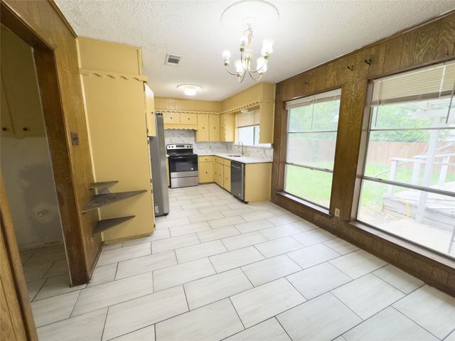808 Warwick Street, Bedford, TX 76022
