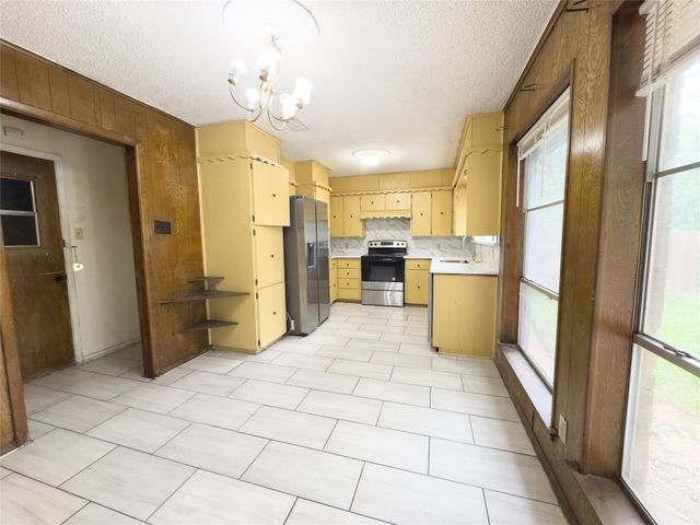 808 Warwick Street, Bedford, TX 76022
