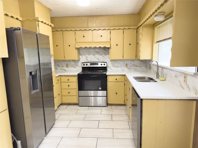 808 Warwick Street, Bedford, TX 76022