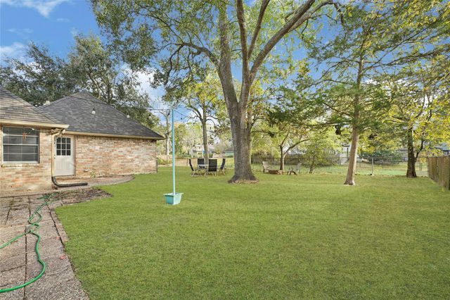 225 Saint Cloud Drive, Friendswood, TX 77546