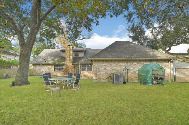 225 Saint Cloud Drive, Friendswood, TX 77546