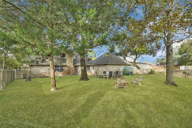 225 Saint Cloud Drive, Friendswood, TX 77546