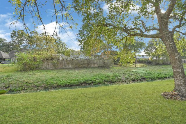 225 Saint Cloud Drive, Friendswood, TX 77546