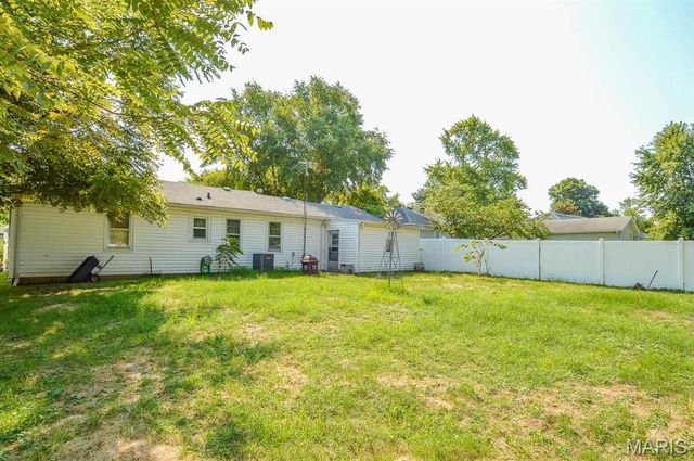 639 Royal Heights Road, Belleville, IL 62226