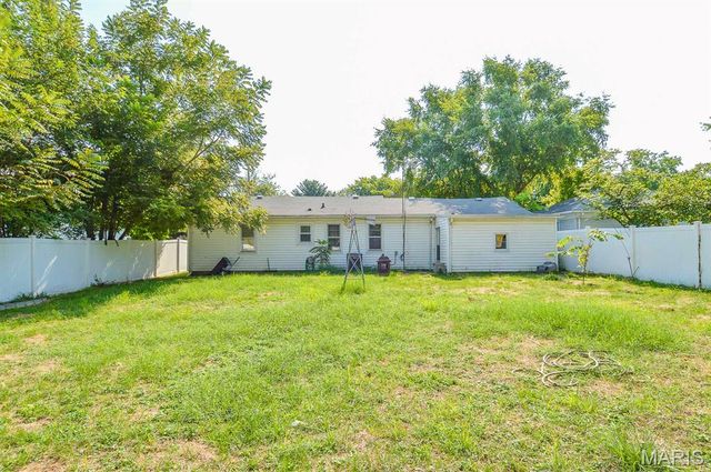 639 Royal Heights Road, Belleville, IL 62226