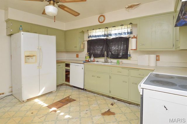 639 Royal Heights Road, Belleville, IL 62226